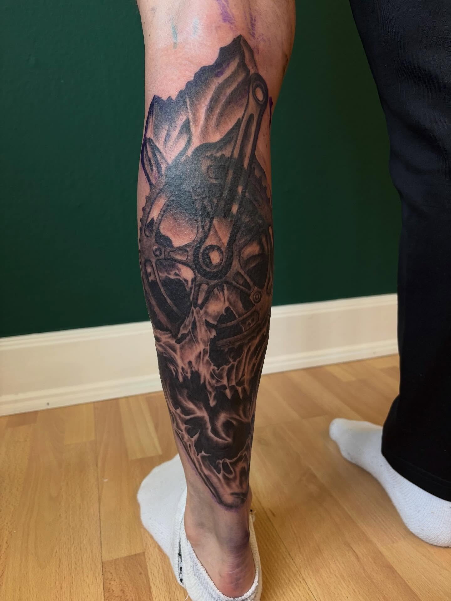 Fuld bens tatovering med ulv og kompas design i sort og grå