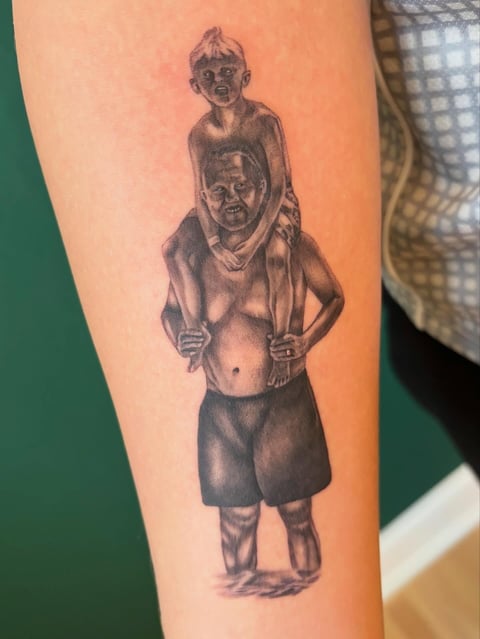 Arm tatovering med far og barn