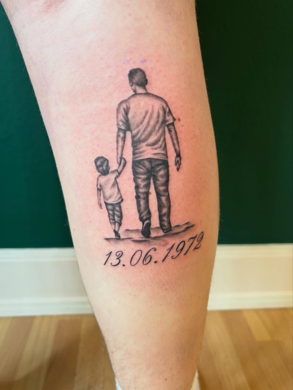 Tatovering af voksen og barn der holder i hænder